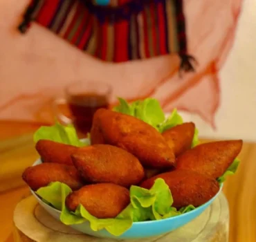 Hausgemachte İçli Köfte – außen knusprig, innen saftig gefüllt, traditionelle türkische Spezialität.