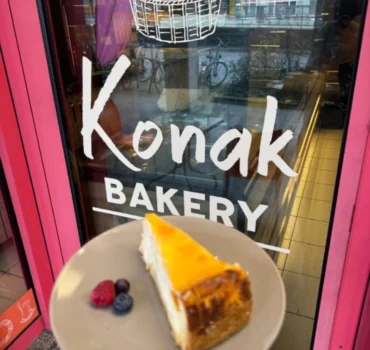 Cremiger Mandarin Cheesecake mit saftigen Mandarinen, serviert als Dessert zum Kaffee.