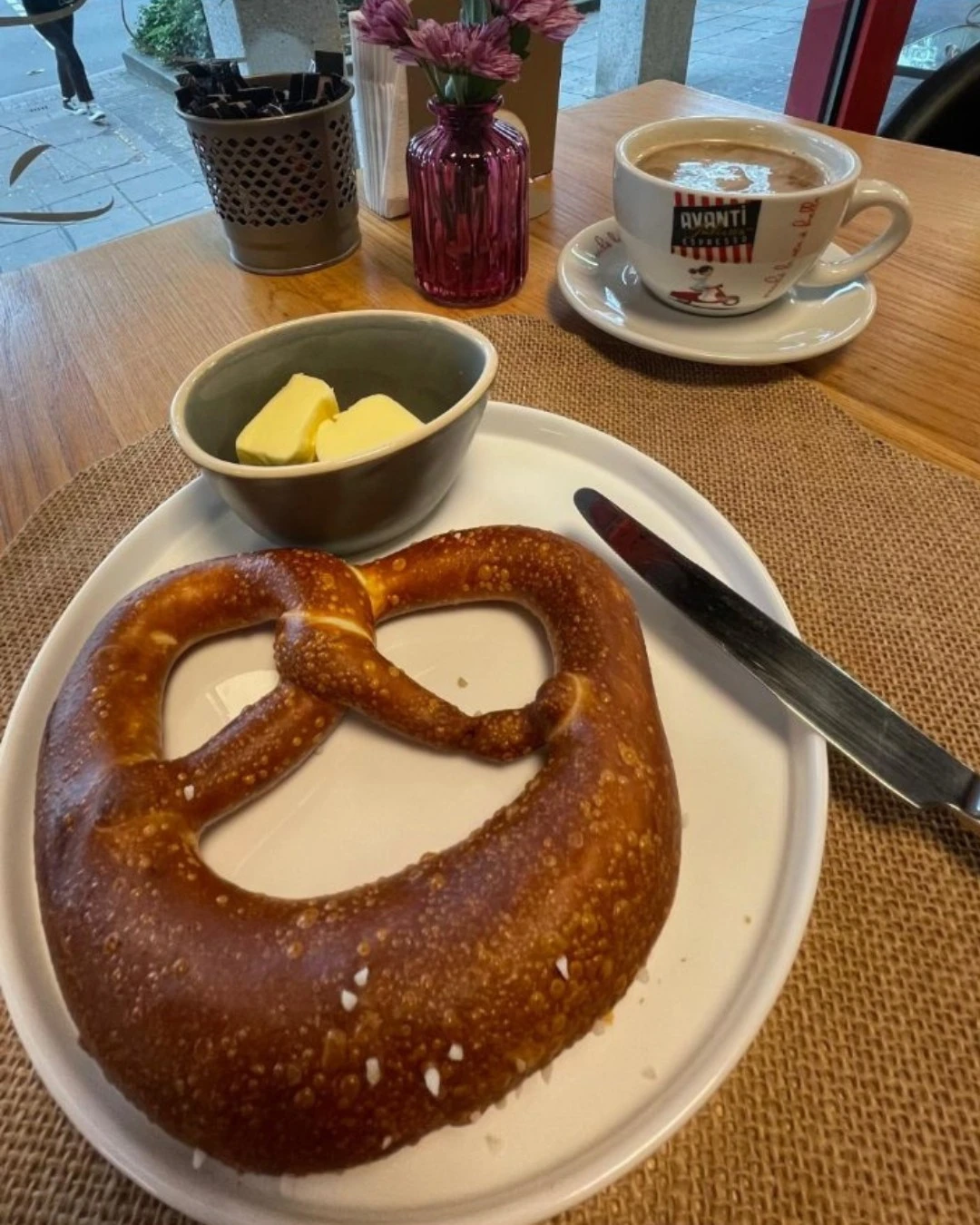 nusprige Brezel mit Butter und einer Tasse Kaffee für einen genussvollen Moment in Stuttgart.