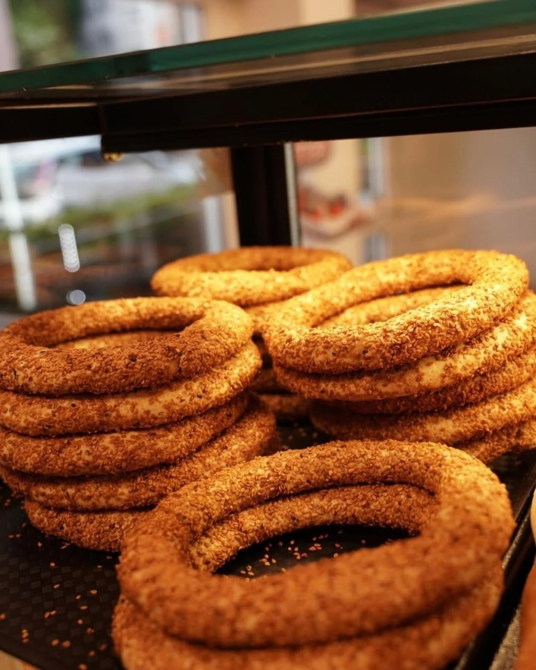Knuspriger Simit mit goldbrauner Kruste, frisch gebacken in unserer türkischen Bäckerei.