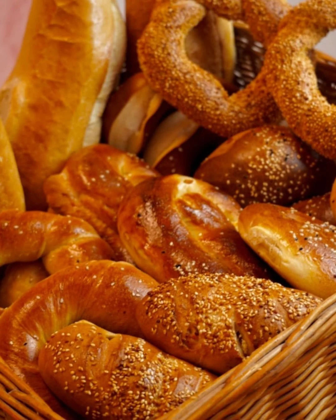 Weiche, goldbraune Poğaça als klassische Spezialität der türkischen Backkultur.