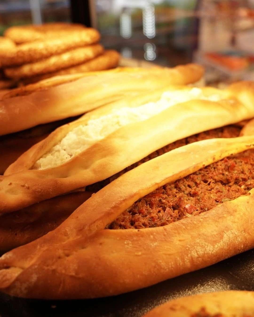 Aromatische türkische Pide mit saftiger Füllung, frisch aus dem Ofen.